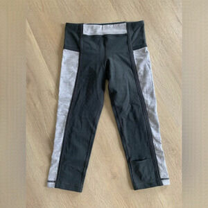 LULULEMON CROPPED dark grey & light grey colour legging with bottom leg pocket